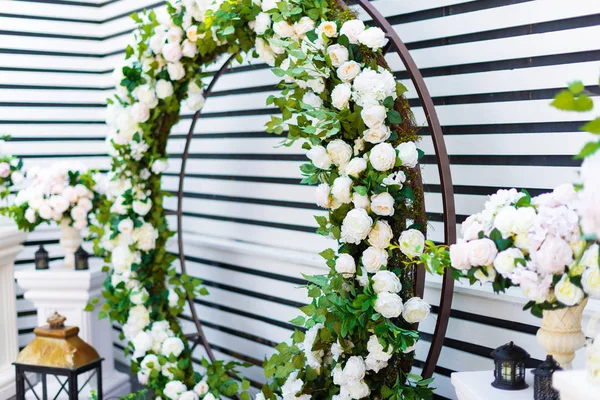 Výzdoba svatebního oblouku s bílými a růžovými růžemi — Stock fotografie