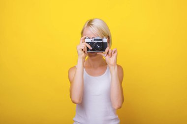 Yakışıklı kadın fotoğraf, y üzerinde vintage kamera ile fotoğraf çekmek