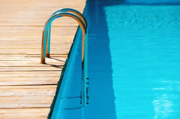 Foto van hand Rail zwembad, zwembad water, Resort concept foto — Stockfoto