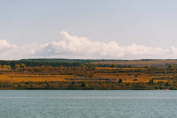 Panoramik manzara, göl tepeleri, yaz günleri fotoğrafı