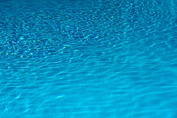 Foto de ondulação Água na piscina com reflexão solar — Fotografia de Stock