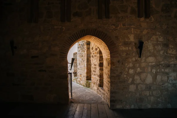 Foto de entrada en la torre del antiguo castillo —  Fotos de Stock