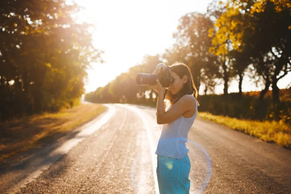 Fotoğraf yakışıklı gezgin fotoğraf çekerken ve orta o ayakta