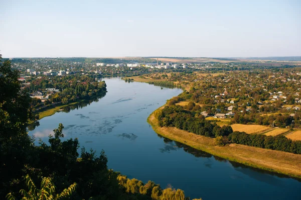 Blick auf Landschaft, Fluss inmitten von Dörfern, bunter Morgen — Stockfoto