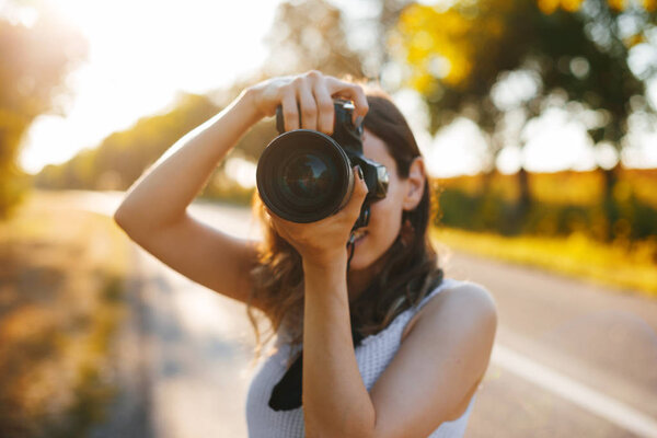 Фото красивой молодой женщины, папарацци концепт путешествия
