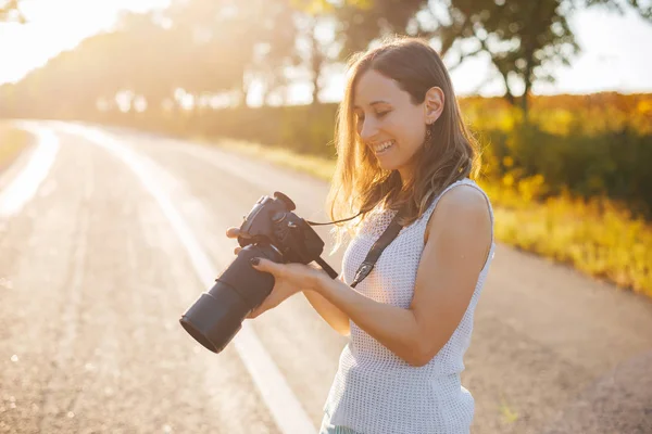 Boldog fiatal nő, fotózás, tanulás outdor, napfény fények — Stock Fotó