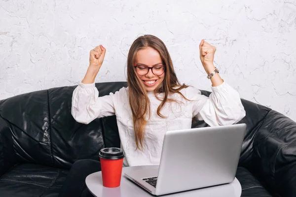 Glücklicher Arbeiter, sitzt auf cofa und feiert neuen Vertrag — Stockfoto