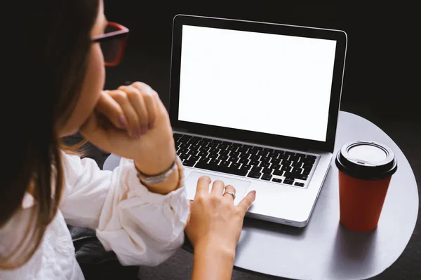 Freelancer-Konzept, schöne Frau arbeitet am Laptop — Stockfoto