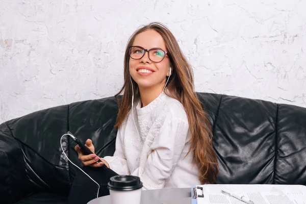 Güzel işçi bir mola ve müzik dinleme Fotoğraf, dinlenmek