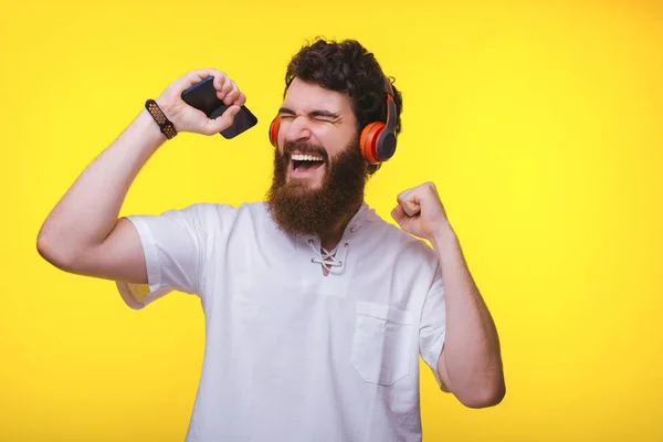 Retrato de hombre barbudo alegre escuchando música —  Fotos de Stock