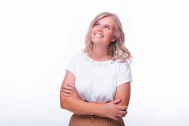 Neşeli sarışın kadın, katlanmış elleri ile, izolat üzerinde bakarak