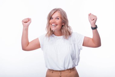 Kazanan genç kadının fotoğrafı, elleriyle kutluyor