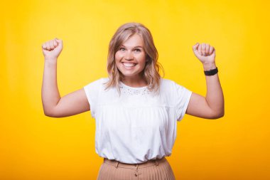 Sarışın genç kazanan Fotoğraf, üzerinde yükselen elleri ile kutluyor 