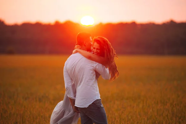 Luces de verano al atardecer, una pareja divirtiéndose en el campo — Foto de Stock