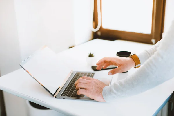 Närbild foto av man som arbetar på laptop — Stockfoto