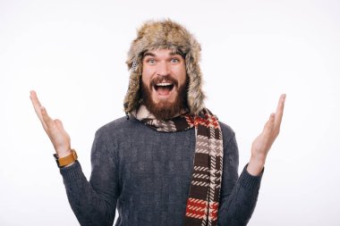 Vay canına. Şaşırdım sakallı adamın kollarını kaldırıp heyecanlı bir yüz ifadesi takınmasına..