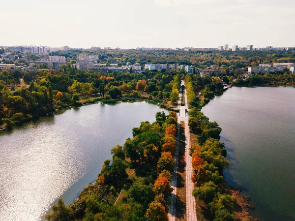 Drone foto de dos lagos separados con un camino. Vista de un parque en otoño o en otoño . —  Fotos de Stock