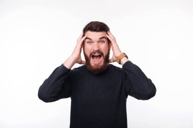 Yakışıklı sakallı adam ellerini başının üstünde tutuyor. Şaşırdı, aklım başımdan gitti..