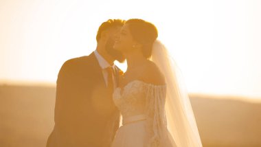 Mutlu gelin gün batımında damadı tarafından öpüldü..