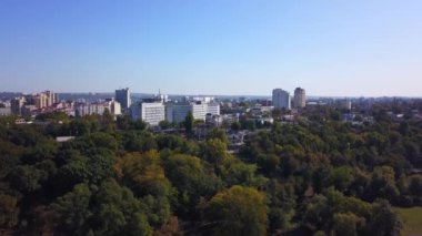 Sonbahar sezonunda şehir manzarasının hava aracı videosu
