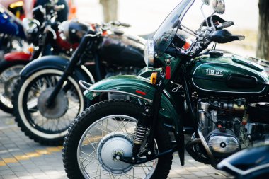 Moldova / Chisinau, 9 / Eylül / 2019 - Seçkin Erkek Sürüş, Güzel vintage ve eski motorsikletler