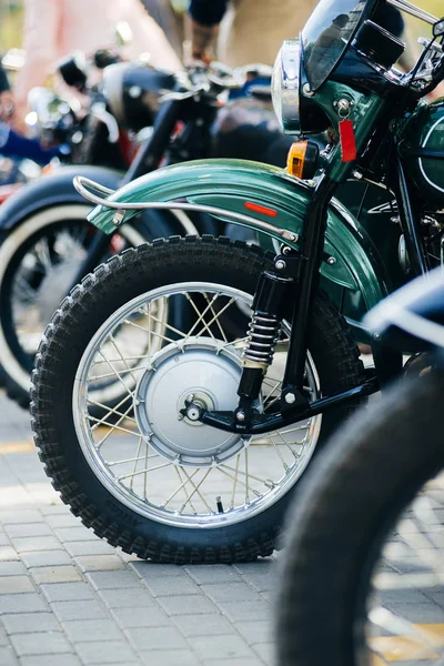 Moldavia / Chisinau, 9 / septiembre / 2019- Distinguido paseo de caballeros, hermosas motos vintage y retro — Foto de Stock