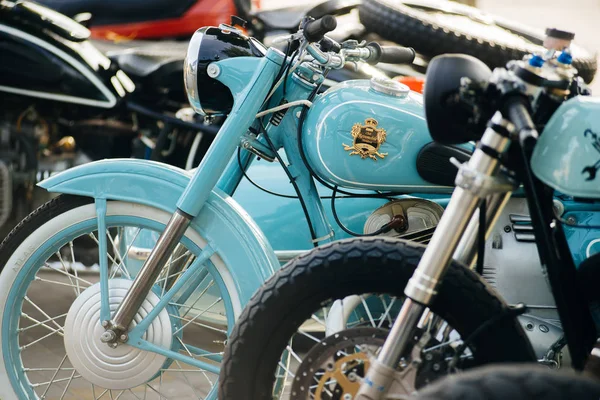 Moldavia / Chisinau, 9 / septiembre / 2019- Distinguido paseo de caballeros, hermosas motos vintage y retro — Foto de Stock