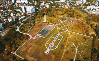 Sonbahar ya da sonbahar parkı ve şehrin insansız hava aracı görüntüsü.