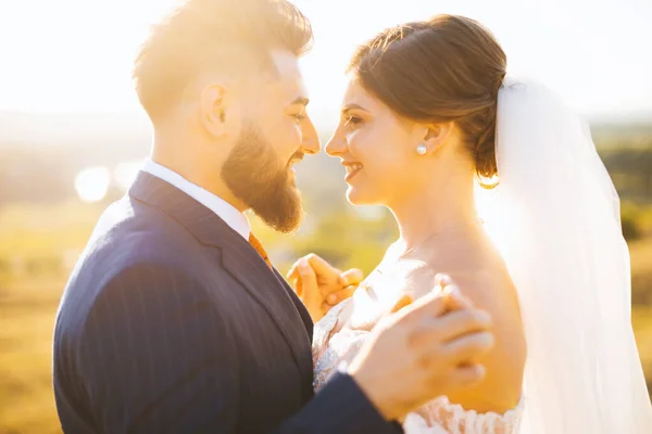 Κοντινές φωτογραφίες ενός παντρεμένου ζευγαριού, κοιτάζονται και χαμογελούν στο φως του ήλιου. — Φωτογραφία Αρχείου
