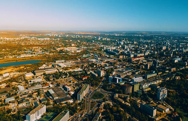 Increíble paisaje de la ciudad desde arriba, vista aérea del dron —  Fotos de Stock