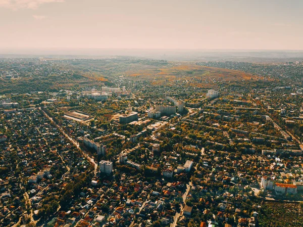 Foto de cima da cidade agradável durante o outono — Fotografia de Stock