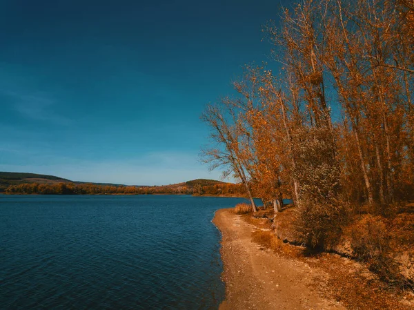 Belle ladscape d'en haut du lac bleu et fin de saison d'automne — Photo