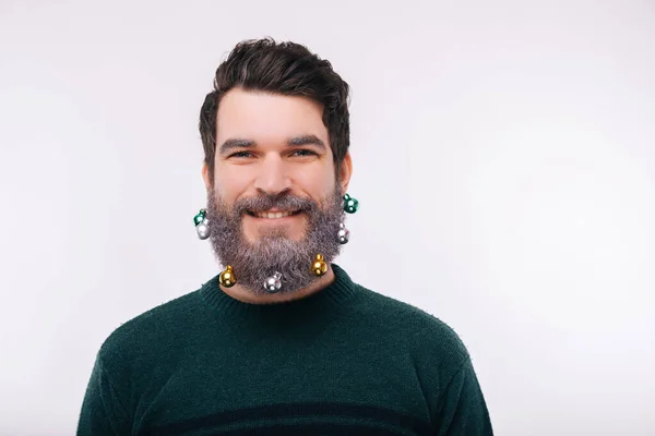 Close up retrato de jovem com barba branca decorada em vibe de férias de inverno — Fotografia de Stock