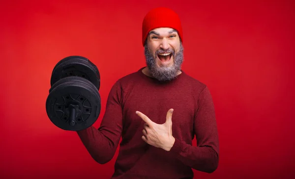 Portrait de jeune homme souriant à la barbe blanche pointant vers l'haltère — Photo