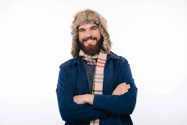 팔을 꼬고 카메라를 보고 겨울 옷을 입고 있는 행복 한 수염을 한 남자의 사진 — 스톡 사진