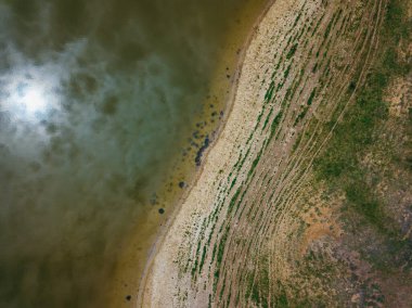 Yeşil göl sularıyla yarısı desenli manzara fotoğrafı