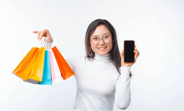 온라인 쇼핑을 쉽게 하 세요. 웃는 소녀가 가방 몇 개와 전화기를 들고 있습니다. — 스톡 사진