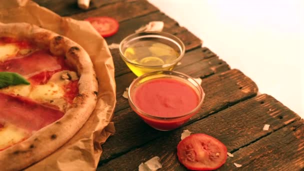 Imagini de pizza pe masă întunecată și ingrediente, mișcare lentă — Videoclip de stoc