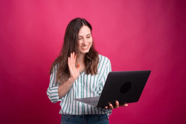 Foto de jovem alegre segurando laptop e saudando a todos em conferência on-line — Fotografia de Stock