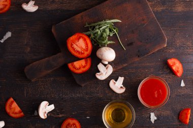 Koyu ahşap masadaki farklı malzemelerin arka plan fotoğrafı.