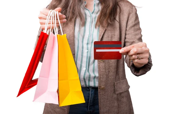 Κοντινή φωτογραφία της γυναίκας που δείχνει πιστωτική κάρτα και τσάντες για ψώνια — Φωτογραφία Αρχείου