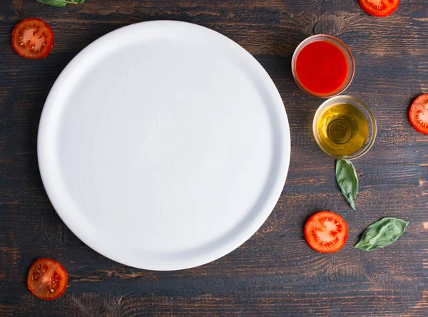 Close up photo of white clean plate on dark wooden table — Stock Photo, Image