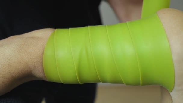 Beelden van mensen die tape maken of flossen op arm, kinesiologie — Stockvideo