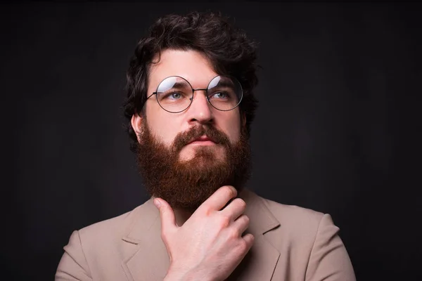 Nahaufnahme Porträt eines bärtigen Mannes mit Brille und Wegschauen — Stockfoto
