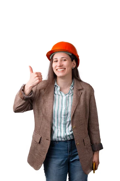 Feliz joven mujer está mostrando como o el pulgar hacia arriba gesto mientras usa un sombrero duro naranja — Foto de Stock