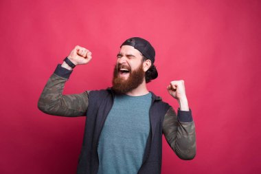 Zaferi kutlayan neşeli sakallı adamın fotoğrafı..