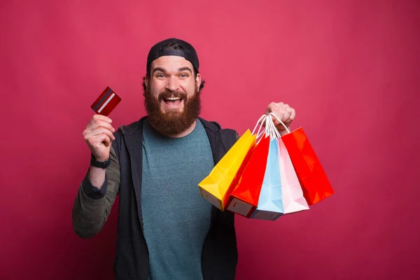 Retrato Homem Barbudo Sorridente Feliz Segurando Sacos Compras Cartão Crédito — Fotografia de Stock