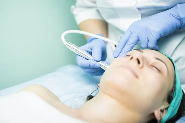 Foto Van Vrouw Reinigen Gezicht Apparaat Met Vacum Schoonheid Gezondheid — Stockfoto