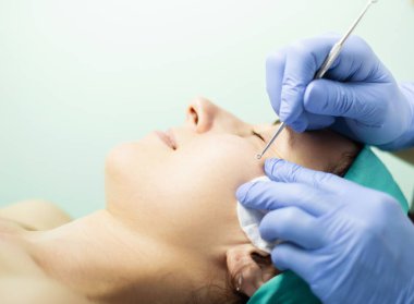 Yüzü siyah noktalardan temizleyen kadın fotoğrafı, sağlık ve güzellik konsepti.