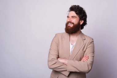 Takım elbiseli neşeli sakallı hippinin portresi başka tarafa bakıyor ve gülümsüyor..